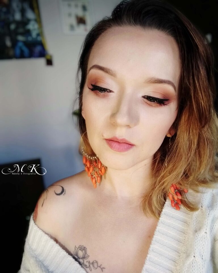 kobieta w mocnym makijażu