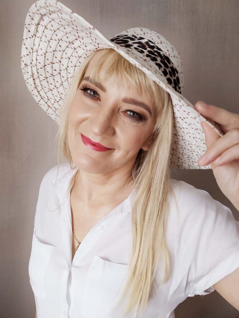 starsza kobieta w mocnym makijazu