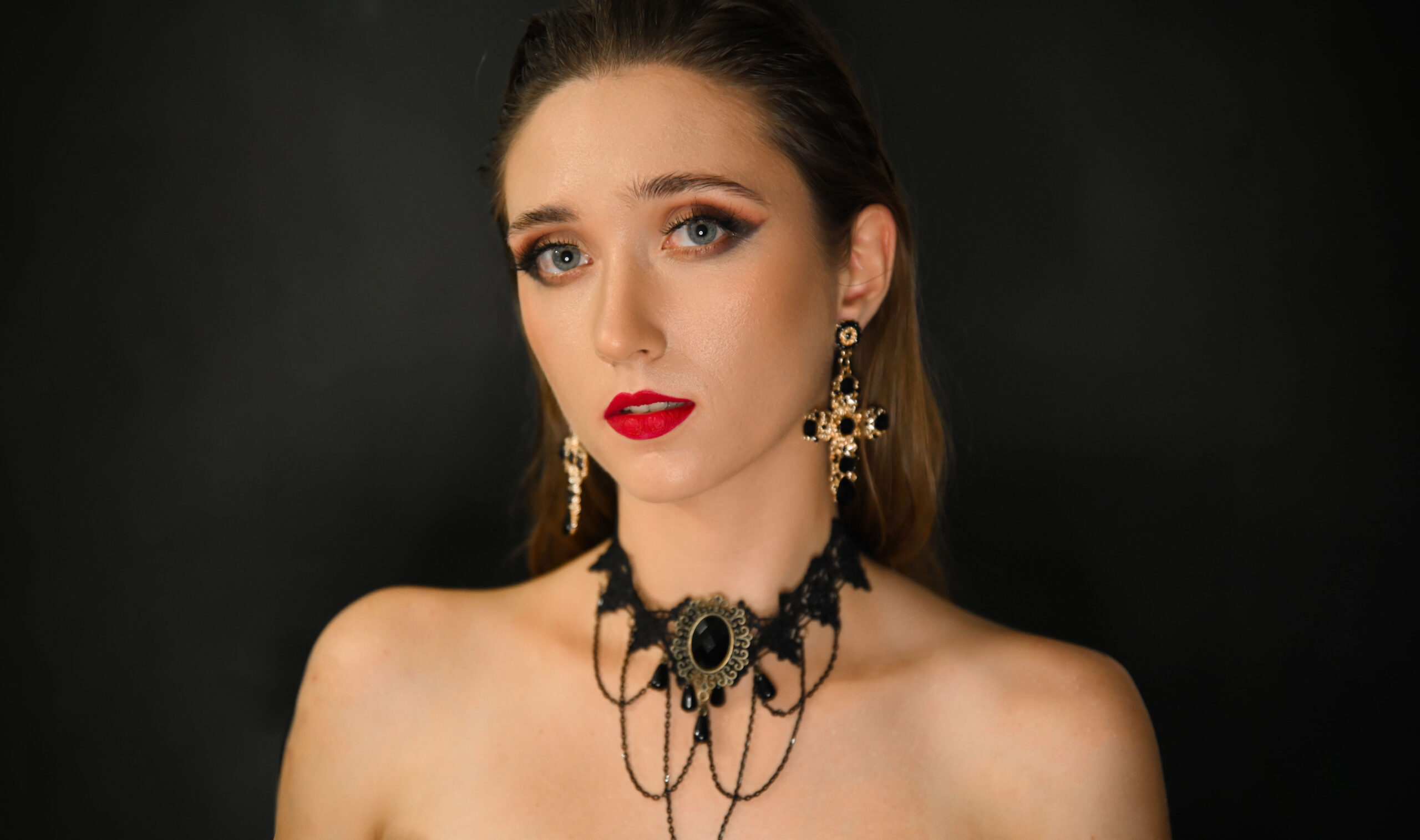 kobieta w mocnym makijażu sesja gotycka