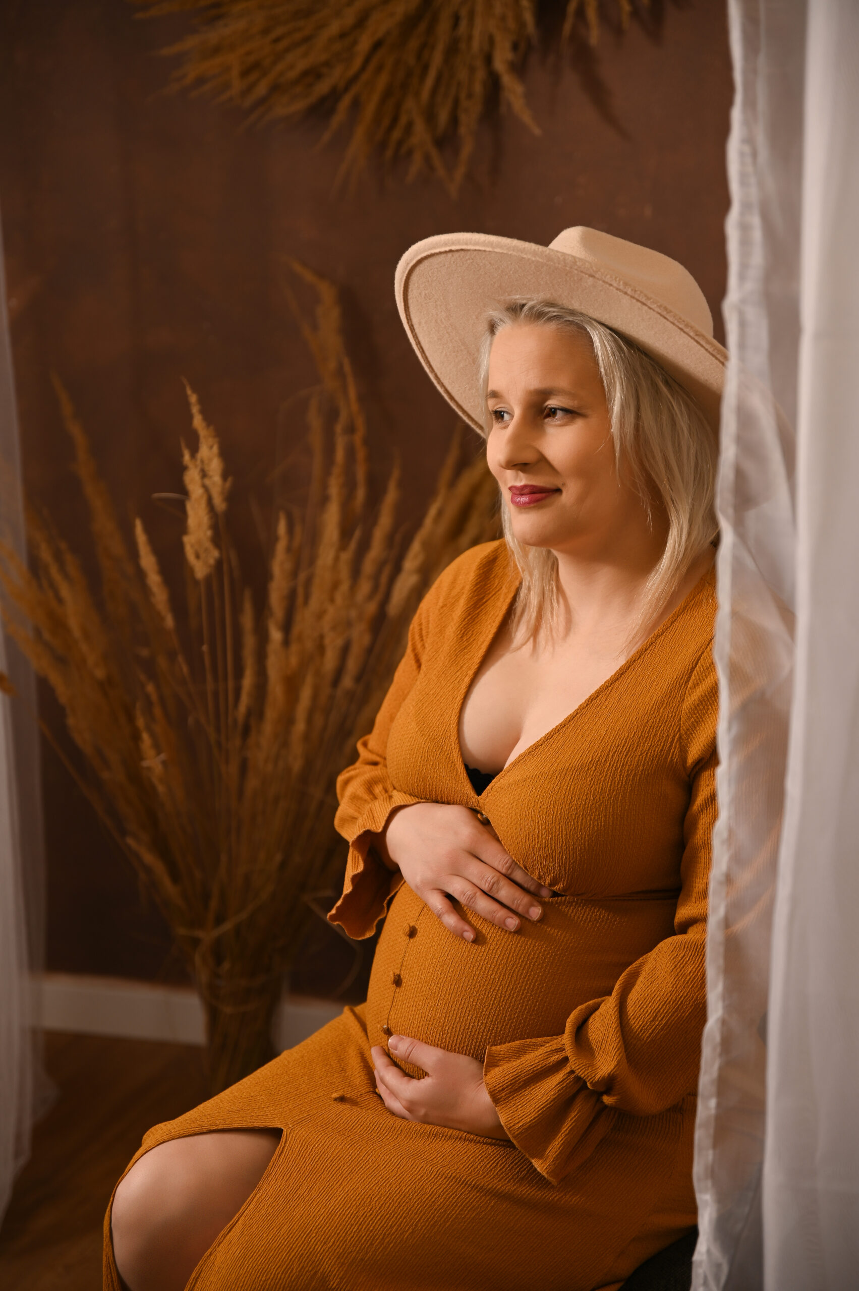 kobieta w ciąży w żółtej sukience