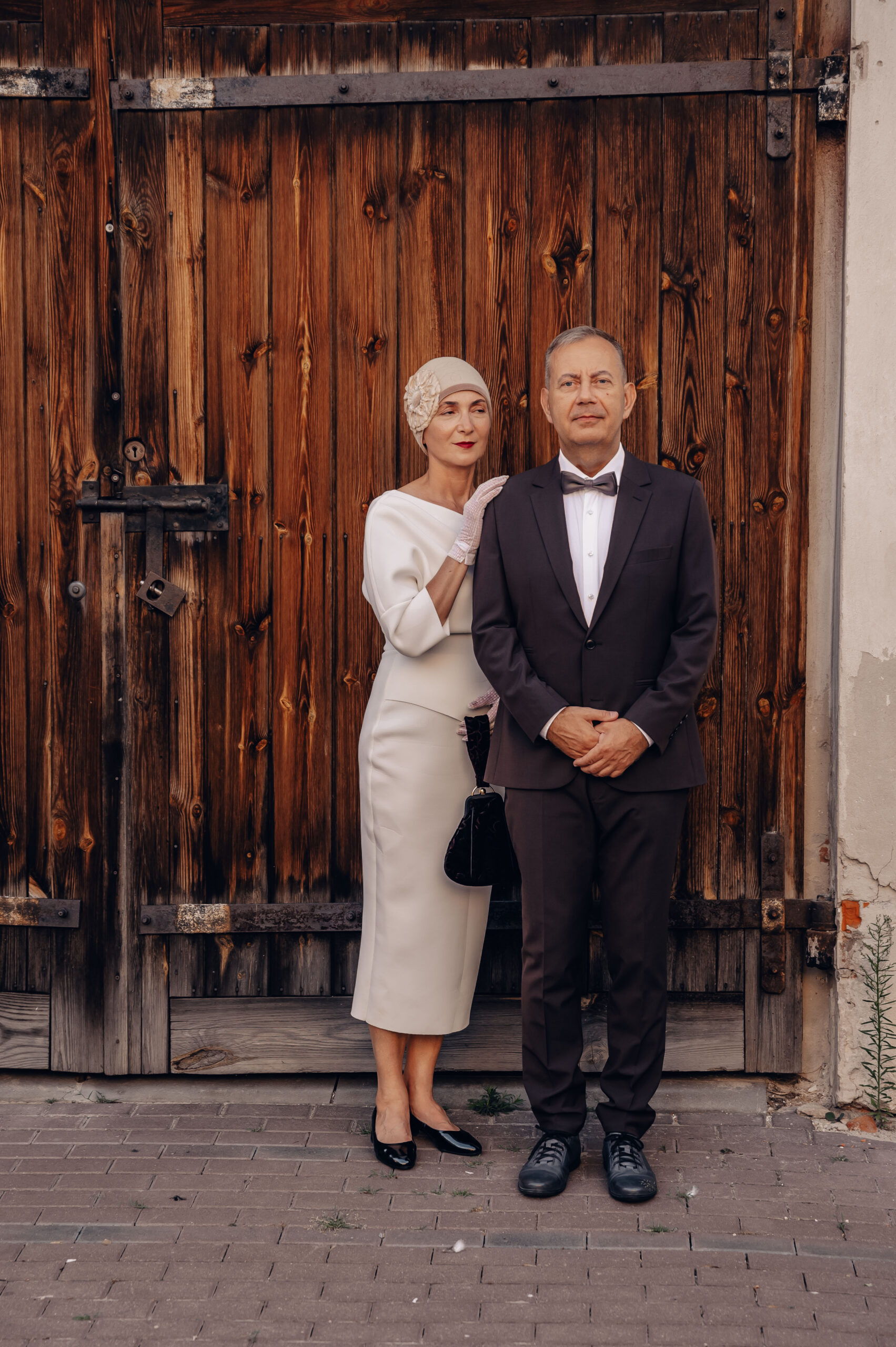 kobieta i mężczyzna stojący przed drewnianymi drzwiami w stylu retro