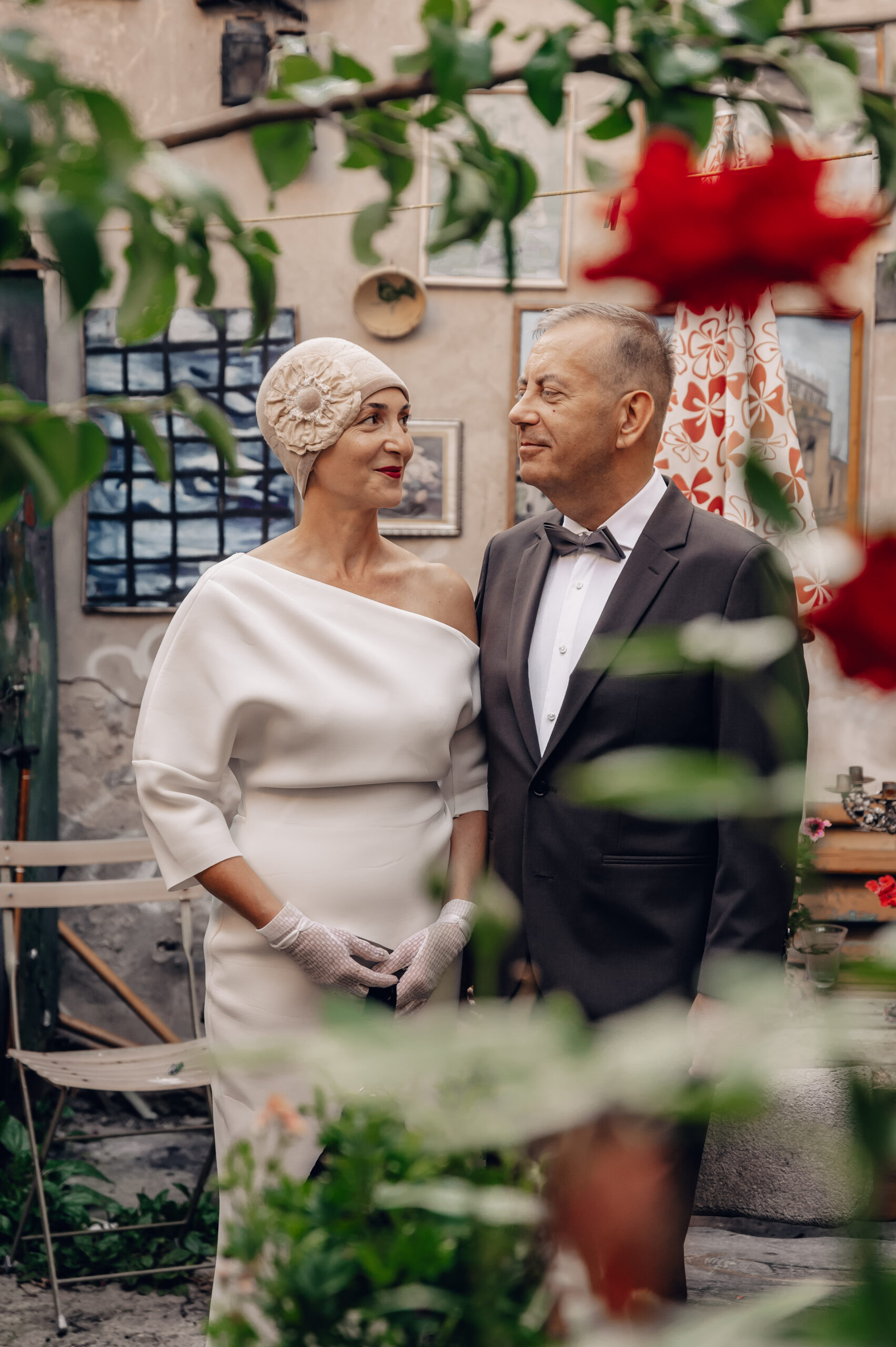 kobieta i mężczyzna patrzący się na siebie w strojach w stylu retro