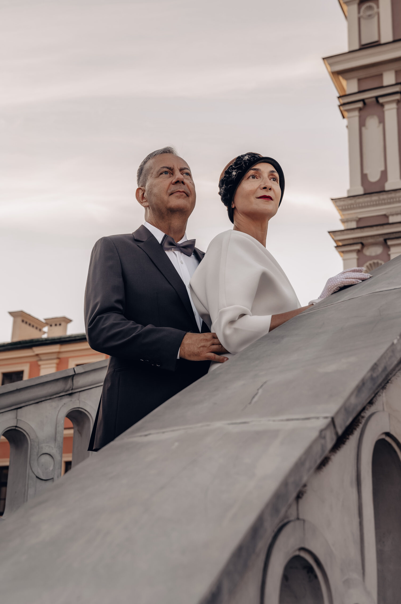 kobieta i mężczyzna w strojach retro na zamojskiej starówce