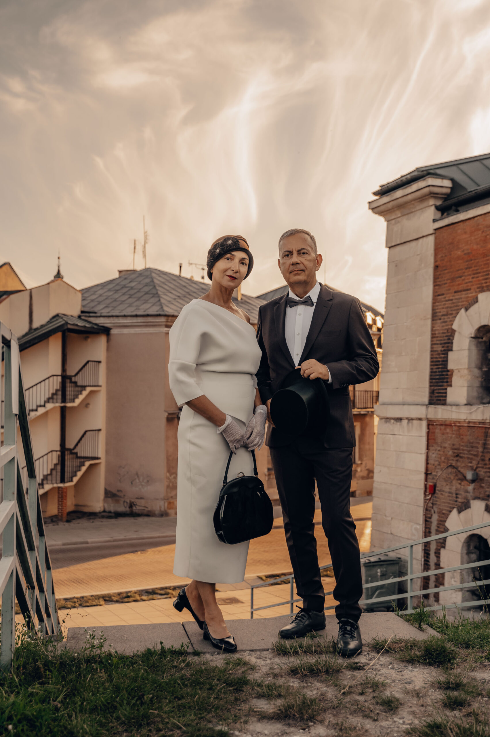 kobieta i mężczyzna w strojach retro stojąca na zamojskiej starwóce