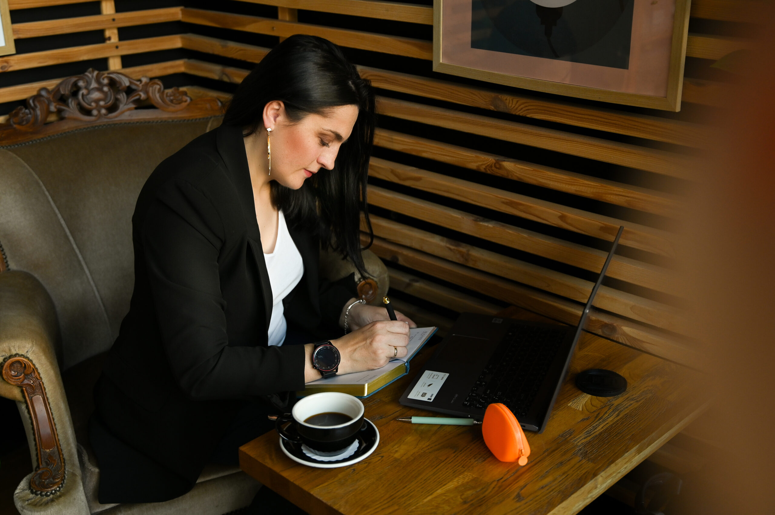 kobieta bizneswoman siedząca w kawiarni z laptopem