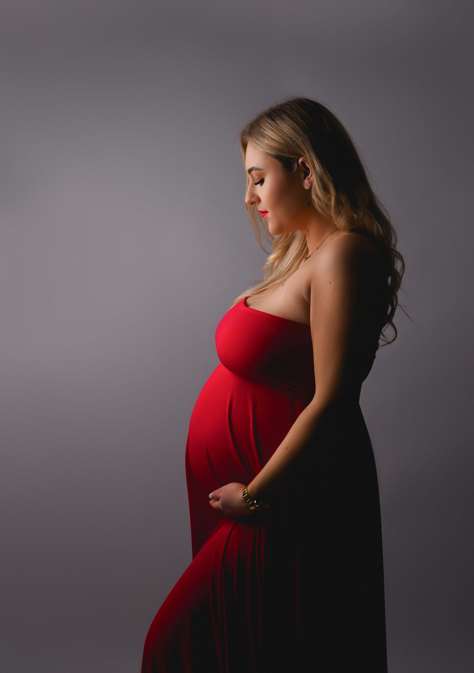 kobieta w ciąży w czerwonej sukience