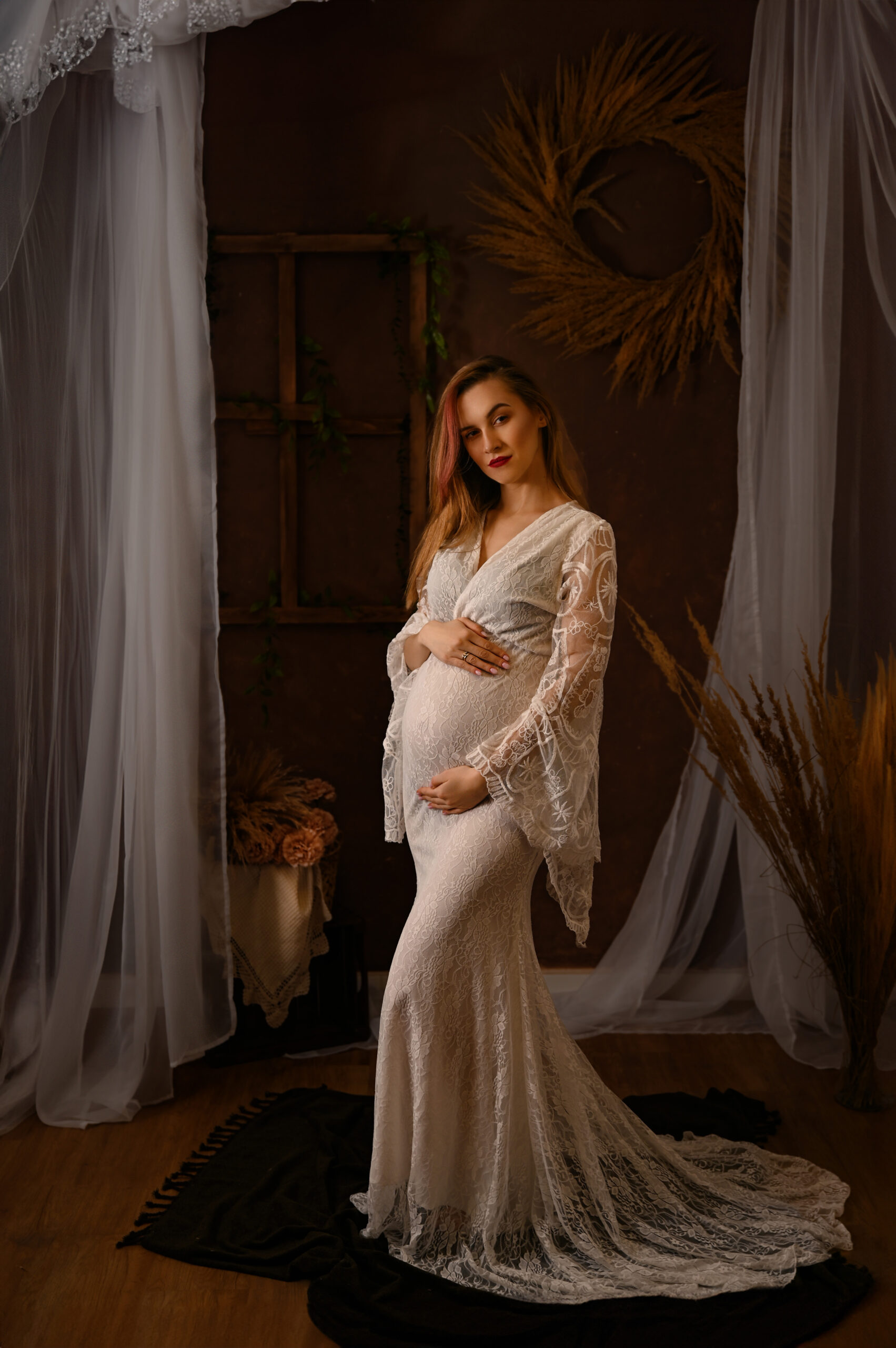 kobieta w koronkowej sukience na zdjęciu w stylu boho