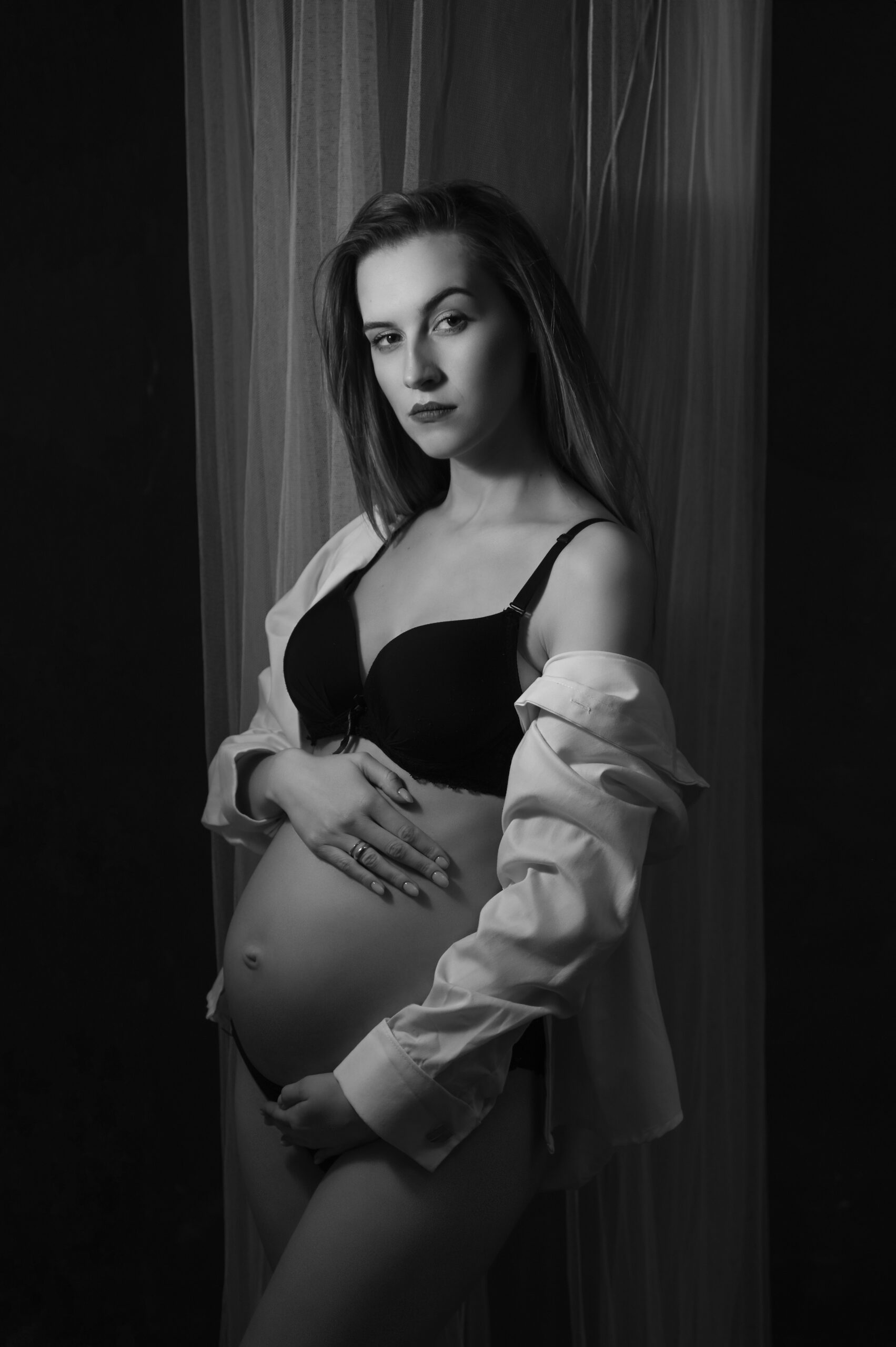 kobieta w bieliźnie i koszuli w ciąży