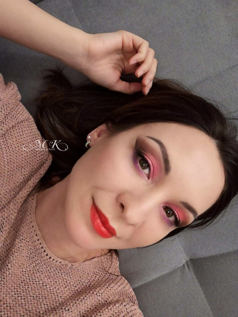 kobieta o azjatyckiej urodzie w mocnym fioletowym makijażu