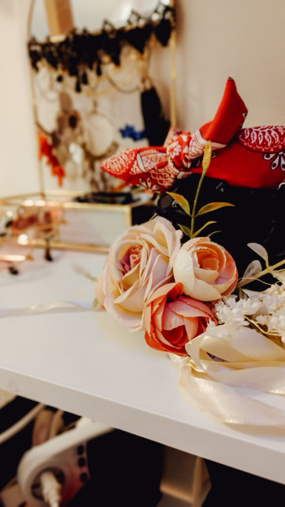 kwiaty i biżuteria oraz opaski leżące na półce