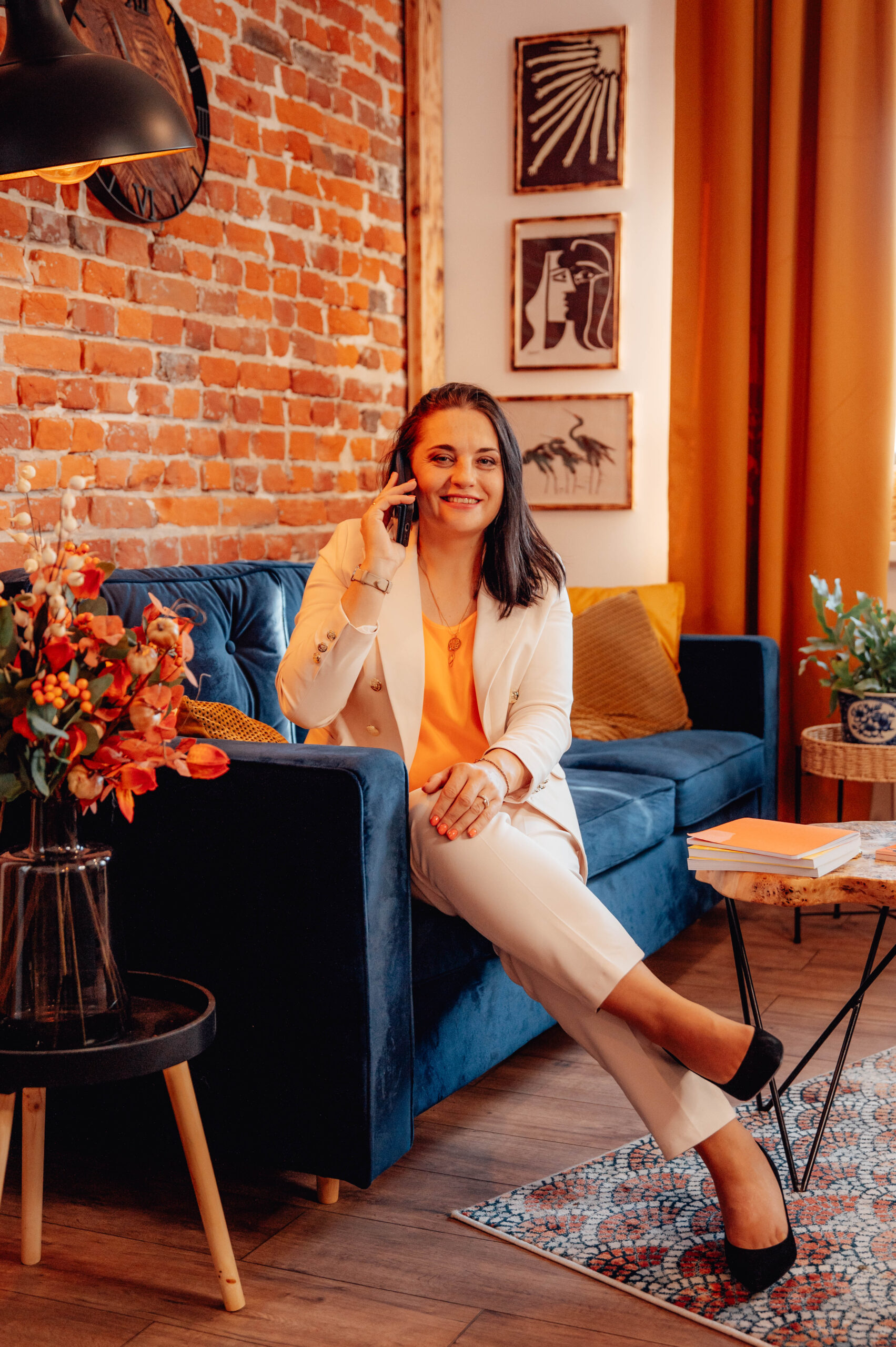 kobieta w białym garniturze w energetycznym pomieszczeniu